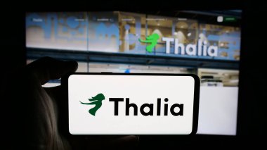 Stuttgart, Almanya - 05-25-2025: Alman kitapçı firması Thalia Bucher GmbH 'nin logosunun bulunduğu cep telefonu web sayfası önünde ekranda. Telefon ekranına odaklan.