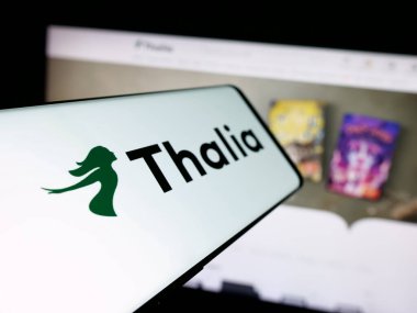 Stuttgart, Almanya - 05-25-2025: Alman kitapçı firması Thalia Buecher GmbH 'nin logosuna sahip akıllı telefon web sitesinin önünde ekranda. Telefon ekranının merkez soluna odaklan.
