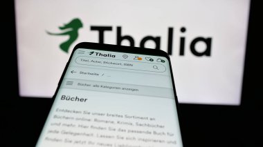 Stuttgart, Almanya - 05-25-2025: Alman kitapçı firması Thalia Buecher GmbH 'nin web sitesiyle birlikte cep telefonu logonun önünde ekranda. Telefon ekranının sol üst kısmına odaklan.