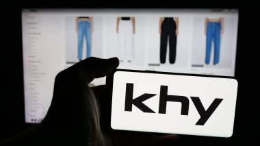 Stuttgart, Almanya - 05-25-2025: ABD 'li moda şirketi K Brand Inc.' in logosunun bulunduğu cep telefonu web sayfası önünde ekranda. Telefon ekranına odaklan.