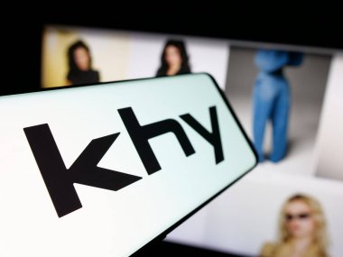 Stuttgart, Almanya - 05-25-2025: ABD 'li moda şirketi K Brand Inc.' in logosuna sahip akıllı telefon web sitesinin önünde ekranda. Telefon ekranının soluna odaklan.