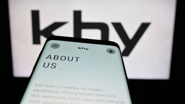 Stuttgart, Almanya - 05-25-2025: ABD 'li moda şirketi K Brand Inc.' in web sitesi olan cep telefonu logonun önünde ekranda. Telefon ekranının sol üst kısmına odaklan.