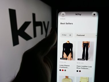 Stuttgart, Almanya - 05-25-2025: ABD 'li moda şirketi K Brand Inc. (Khy)' in internet sayfası olan cep telefonu logonun önünde ekranda. Telefon ekranının merkezine odaklan.