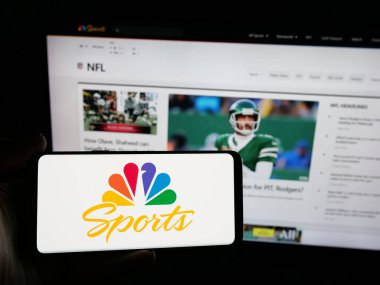 Stuttgart, Almanya - 05-25-2025: ABD televizyon kanalı NBC Sports 'un (NBCSports) logosuna sahip kişi web sitesi önünde ekranda. Telefon ekranına odaklan.