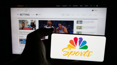 Stuttgart, Almanya - 05-25-2025: ABD televizyon kanalı NBC Sports 'un logosunu taşıyan cep telefonu web sayfası önünde ekranda. Telefon ekranına odaklan.