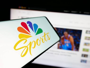Stuttgart, Almanya - 05-25-2025: İnternet sitesi önünde ekranda ABD televizyon kanalı NBC Sports (NBCSports) logosu bulunan akıllı telefon. Telefon ekranının merkez soluna odaklan.