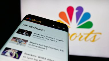 Stuttgart, Almanya - 05-25-2025: ABD televizyon kanalı NBC Sports 'un (NBCSports) web sitesi bulunan cep telefonu logonun önünde ekranda. Telefon ekranının sol üst kısmına odaklan.