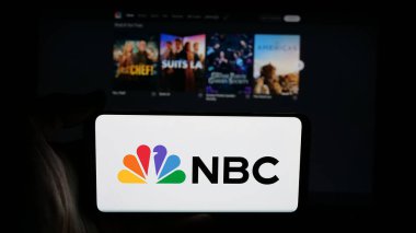 Stuttgart, Almanya - 05-25-2025: Ulusal Yayın Şirketi 'nin (NBC) logosuna sahip cep telefonu web sayfası önünde ekranda. Telefon ekranına odaklan.