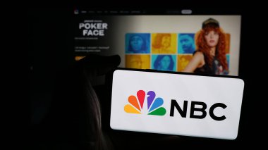 Stuttgart, Almanya - 05-25-2025: Ulusal Yayın Şirketi 'nin (NBC) logosuna sahip cep telefonu web sayfası önünde ekranda. Telefon ekranına odaklan.