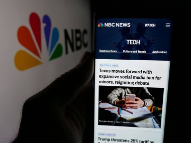 Stuttgart, Almanya - 05-25-2025: Ulusal Yayın Şirketi 'nin (NBC) web sayfası olan cep telefonu logosu önünde ekranda. Telefon ekranının merkezine odaklan.
