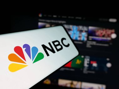 Stuttgart, Almanya - 05-25-2025: İnternet sitesi önünde Ulusal Yayın Şirketi 'nin (NBC) logosuna sahip akıllı telefon. Telefon ekranının merkez soluna odaklan.