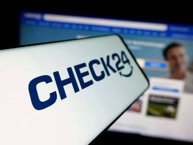 Stuttgart, Almanya - 05-25-2025: Alman fiyat karşılaştırma şirketi Check24 GmbH logosuna sahip akıllı telefon web sitesinin önünde ekranda. Telefon ekranının soluna odaklan.