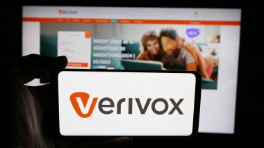 Stuttgart, Almanya - 05-25-2025: Alman fiyat karşılaştırma şirketi Verivox GmbH 'nin logosu olan cep telefonu web sayfası önünde ekranda. Telefon ekranına odaklan.