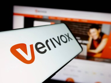 Stuttgart, Almanya - 05-25-2025: Alman fiyat karşılaştırma şirketi Verivox GmbH logosuna sahip akıllı telefon web sitesinin önünde ekranda. Telefon ekranının merkez soluna odaklan.