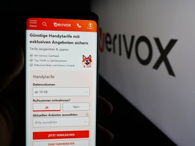 Stuttgart, Almanya - 05-25-2025: Alman fiyat karşılaştırma şirketi Verivox GmbH 'nin internet sayfası olan cep telefonu logonun önünde ekranda. Telefon ekranının merkezine odaklan.