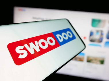 Stuttgart, Almanya - 05-25-2025: İnternet sitesinin önünde SWOODOO arama platformunun logosuna sahip akıllı telefon. Telefon ekranının merkez soluna odaklan.