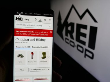 Stuttgart, Almanya - 05-25-2025: ABD 'li şirketin eğlence aletleri şirketinin web sayfası olan cep telefonu logosu önünde ekranda. (REI) Telefon ekranının merkezine odaklan.