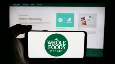 Stuttgart, Almanya - 05-25-2025: ABD 'li perakende şirketi Whole Foods Market Inc.' in logosunun bulunduğu cep telefonu web sayfasının önünde ekranda. Telefon ekranına odaklan.