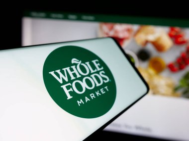Stuttgart, Almanya - 05-25-2025: ABD 'li perakende şirketi Whole Foods Market Inc.' in logosuna sahip akıllı telefon web sitesinin önünde ekranda. Telefon ekranının soluna odaklan.