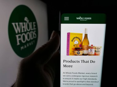 Stuttgart, Almanya - 05-25-2025: ABD 'li perakende şirketi Whole Foods Market Inc.' in web sayfası olan cep telefonu logonun önünde ekranda. Telefon ekranının merkezine odaklan.