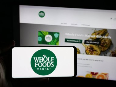 Stuttgart, Almanya - 05-25-2025: ABD 'li perakende şirketi Whole Foods Market Inc.' in logosunu taşıyan kişi web sitesinin önünde ekranda. Telefon ekranına odaklan.