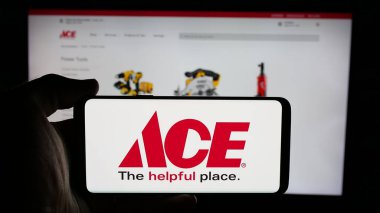 Stuttgart, Almanya - 05-25-2025: ABD 'li perakende şirketi Ace Hardware Corporation' ın logosunun bulunduğu cep telefonu web sayfasının önünde ekranda. Telefon ekranına odaklan.