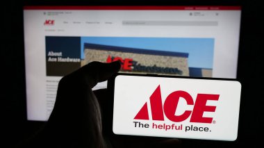 Stuttgart, Almanya - 05-25-2025: ABD 'li perakende şirketi Ace Hardware Corporation' ın logosunun bulunduğu cep telefonu web sayfasının önünde duruyor. Telefon ekranına odaklan.