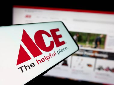 Stuttgart, Almanya - 05-25-2025: ABD 'li perakende şirketi Ace Hardware Corporation' ın logosuna sahip akıllı telefon web sitesinin önünde ekranda. Telefon ekranının merkez soluna odaklan.