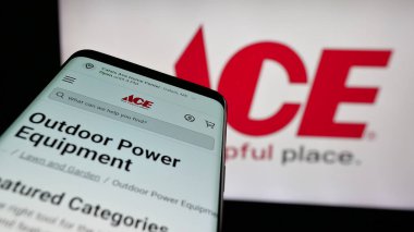 Stuttgart, Almanya - 05-25-2025: ABD 'li perakende şirketi Ace Hardware Corporation' ın web sitesi bulunan cep telefonu logonun önünde ekranda. Telefon ekranının sol üst kısmına odaklan.