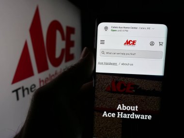 Stuttgart, Almanya - 05-25-2025: ABD 'li perakende şirketi Ace Hardware Corporation' ın web sayfası ile akıllı telefon sahibi kişi logonun önünde ekranda. Telefon ekranının merkezine odaklan.