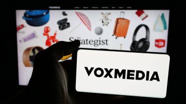 Stuttgart, Almanya - 05-26-2025: ABD 'li Vox Media Inc. (VoxMedia) şirketinin logosunun bulunduğu cep telefonu web sayfası önünde. Telefon ekranına odaklan.