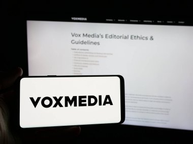 Stuttgart, Almanya - 05-26-2025: ABD 'li Vox Media Inc. (VoxMedia) şirketinin logosuna sahip kişi web sitesinin önünde ekranda. Telefon ekranına odaklan.