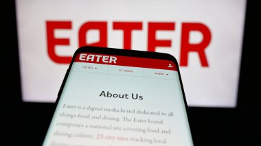 Stuttgart, Almanya - 05-26-2025: ABD gıda web sitesi Eater 'ın (Eater.com) web sitesi bulunan cep telefonu logonun önünde ekranda. Telefon ekranının sol üst kısmına odaklan.