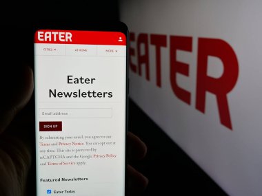 Stuttgart, Almanya - 05-26-2025: ABD 'li gıda şirketi Eater' ın (Eater.com) web sitesinin web sayfası ile akıllı telefon sahibi kişi logonun önünde ekranda. Telefon ekranının merkezine odaklan.