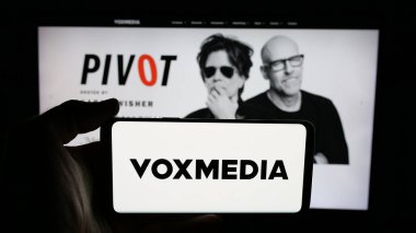 Stuttgart, Almanya - 05-26-2025: ABD 'li Vox Media Inc. (VoxMedia) şirketinin logosunun bulunduğu cep telefonu web sayfası önünde. Telefon ekranına odaklan.