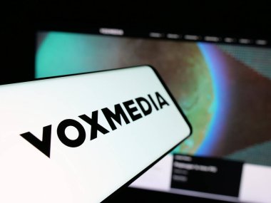 Stuttgart, Almanya - 05-26-2025: ABD 'li Vox Media Inc. (VoxMedia) şirketinin logosuna sahip akıllı telefon web sitesinin önünde ekranda. Telefon ekranının merkez soluna odaklan.