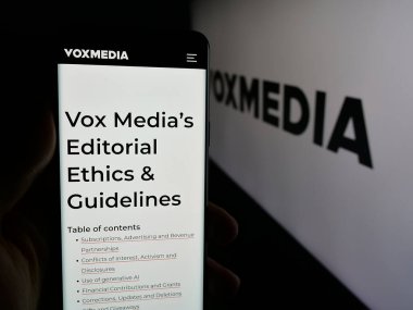 Stuttgart, Almanya - 05-26-2025: ABD 'li Vox Media Inc. (VoxMedia) şirketinin web sayfası olan cep telefonu logonun önünde ekranda. Telefon ekranının merkezine odaklan.