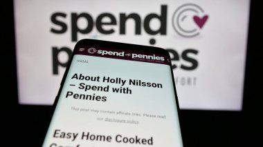 Stuttgart, Almanya - 05-26-2025: Logonun önündeki ekranda, Bozukluklarla Harcamalar (SWP Media Ltd.) adlı şirketin web sitesi bulunan cep telefonu. Telefon ekranının sol üst kısmına odaklan.