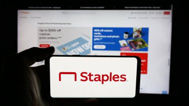 Stuttgart, Almanya - 05-26-2025: ABD 'li ofis malzemeleri perakende şirketi Staples Inc.' in logosuna sahip cep telefonu web sayfasının önünde ekranda. Telefon ekranına odaklan.
