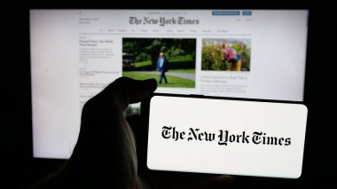 Stuttgart, Almanya - 05-27-2025: Amerikan günlük gazetesi The New York Times 'ın (NYT) logosunun bulunduğu cep telefonu web sayfası önünde ekranda. Telefon ekranına odaklan.
