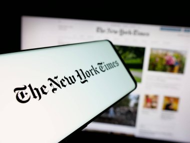Stuttgart, Almanya - 05-27-2025: İnternet sitesinin önünde üzerinde ABD 'li günlük gazete The New York Times (NYT) logosu bulunan akıllı telefon. Telefon ekranının merkez soluna odaklan.