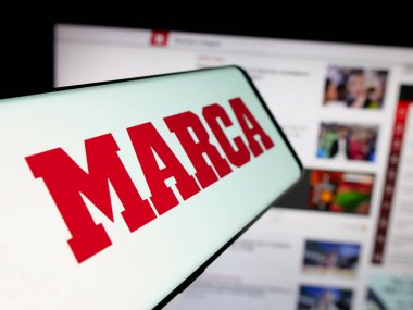 Stuttgart, Almanya - 05-27-2025: İnternet sitesinin önünde üzerinde İspanyol günlük spor gazetesi Marca 'nın logosu bulunan akıllı telefon. Telefon ekranının merkez soluna odaklan.