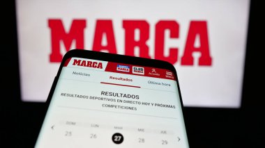 Stuttgart, Almanya - 05-27-2025: Marca adlı İspanyol günlük spor gazetesinin web sitesi logonun önünde ekranda. Telefon ekranının sol üst kısmına odaklan.