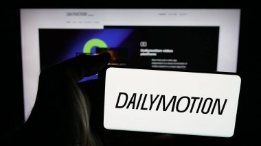 Stuttgart, Almanya - 05-27-2025: Fransız video paylaşım şirketi Dailymotion S.A. 'nın logosunun bulunduğu cep telefonu web sayfası önünde ekranda. Telefon ekranına odaklan.