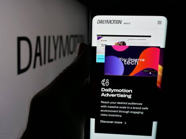 Stuttgart, Almanya - 05-27-2025: Fransız video paylaşım şirketi Dailymotion S.A. 'nın web sayfası olan cep telefonu logonun önünde ekranda. Telefon ekranının merkezine odaklan.