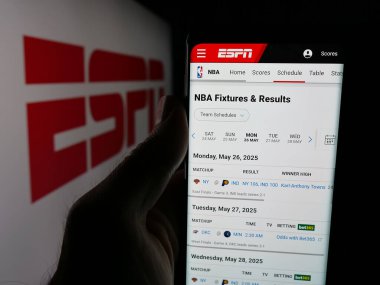 Stuttgart, Almanya - 05-27-2025: ABD kablolu televizyon kanalı ESPN 'nin internet sayfası ile cep telefonu tutan kişi logonun önünde ekranda. Telefon ekranının merkezine odaklan.