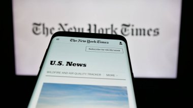 Stuttgart, Almanya - 05-27-2025: ABD 'li günlük gazete The New York Times' ın (NYT) web sitesi logo önünde ekranda. Telefon ekranının sol üst kısmına odaklan.