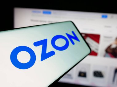 Stuttgart, Almanya - 05-27-2025: İnternet sitesi önünde Rus e-ticaret şirketi Özon 'un (Özon.ru) logosuna sahip akıllı telefon. Telefon ekranının merkez soluna odaklan.