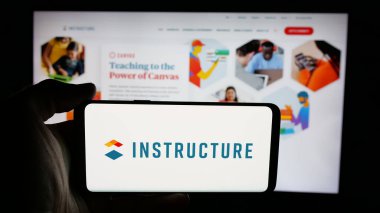 Stuttgart, Almanya - 05-27-2025: ABD 'li Edtech şirketi Instructure Holding Inc.' nin logosunun bulunduğu cep telefonu web sayfasının önünde ekranda. Telefon ekranına odaklan.