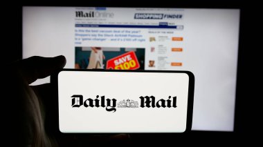 Stuttgart, Almanya - 05-27-2025: İngiliz bulvar gazetesi Daily Mail 'in logosunun bulunduğu cep telefonu web sayfası önünde ekranda. Telefon ekranına odaklan.